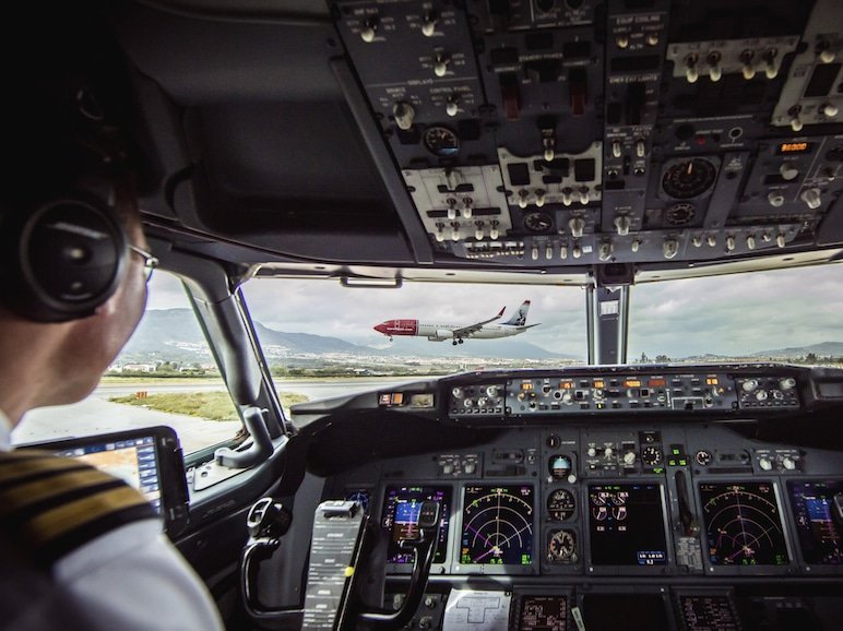 Meevliegen in een cockpit van een Boeing 737-800