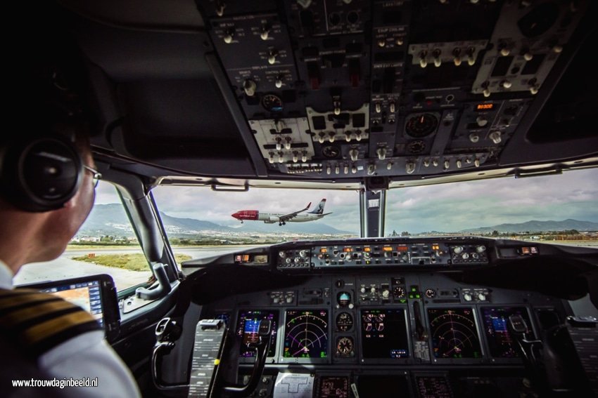 Meevliegen in een cockpit van een Boeing 737-800