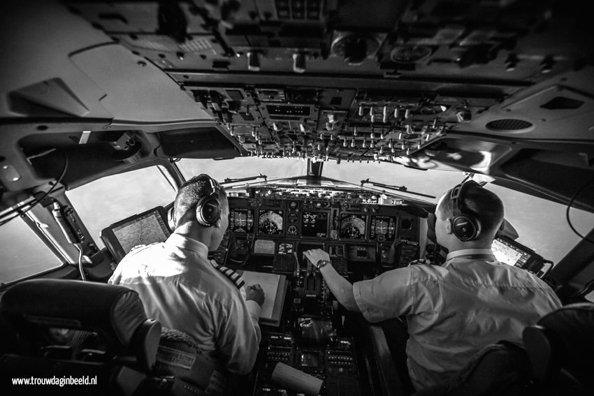 Meevliegen in een cockpit van een Boeing 737-800