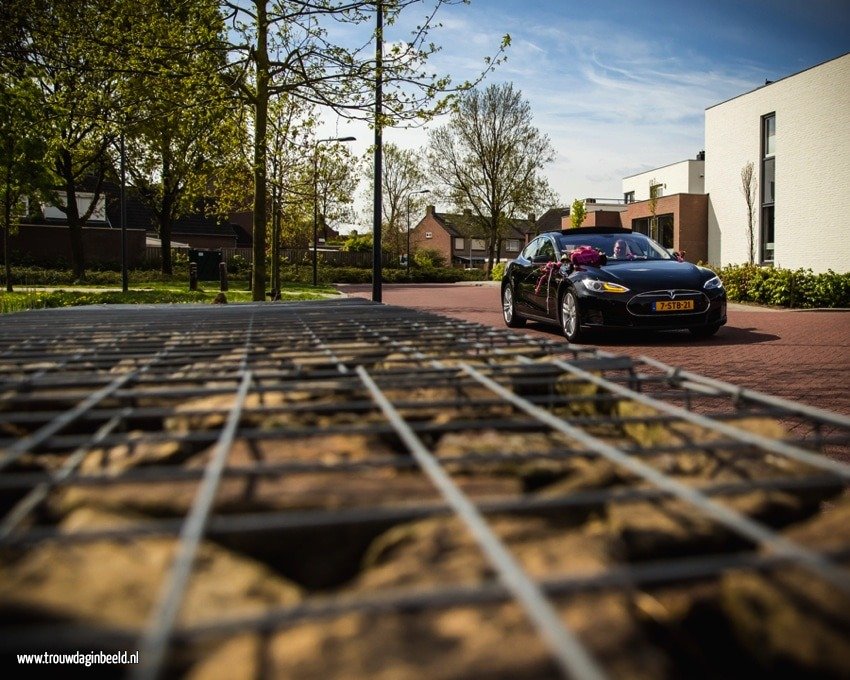 Bruidsfotografie in Weert met een Tesla trouwauto