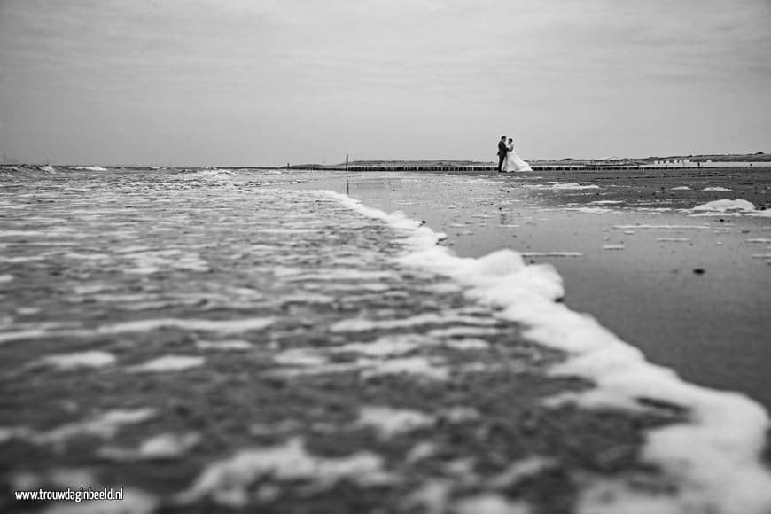 Trouwreportage in Zeeland aan het strand