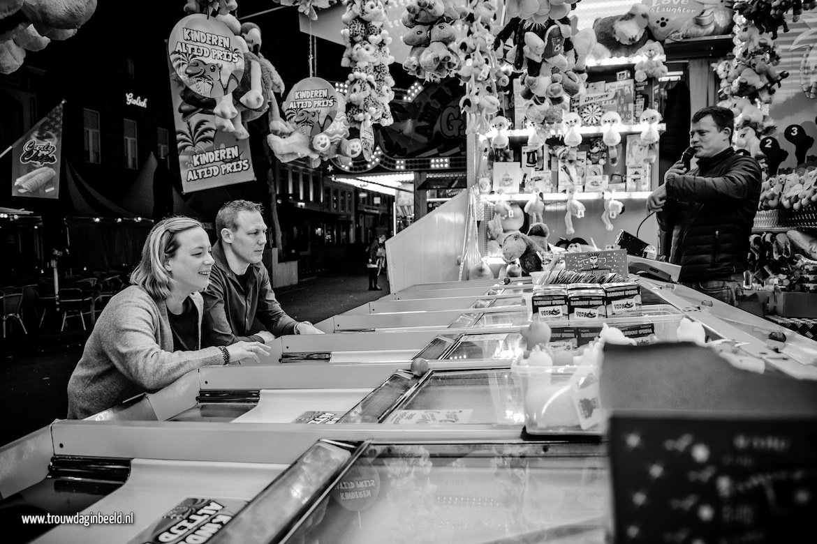 Samen de kamelenrace doen op de Kermis in Helmond tijdens de loveshoot