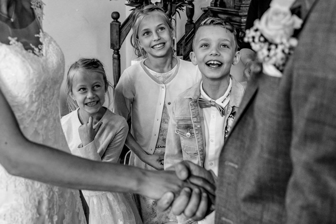 Bruidsfotograaf voor echte momenten tijden trouwceremonie met de kinderen