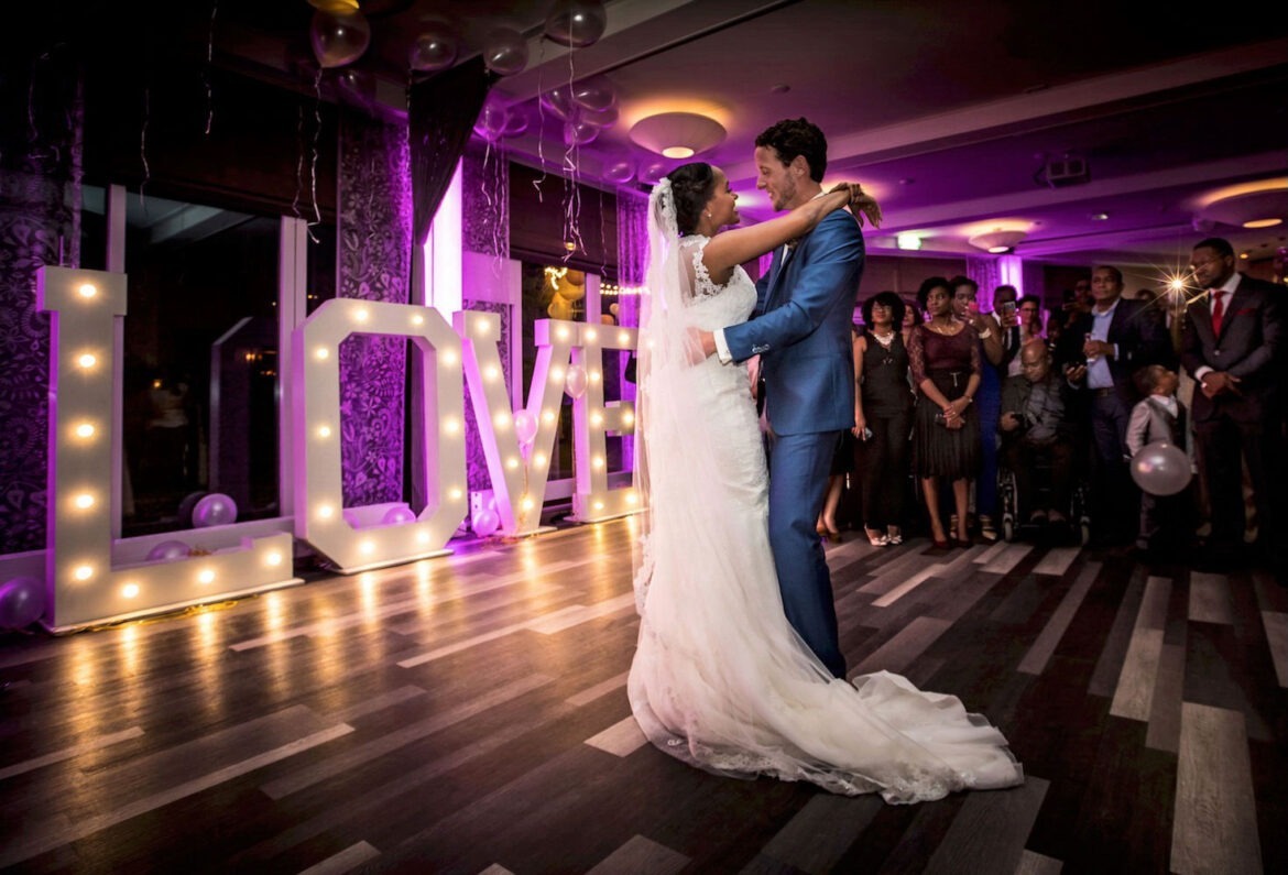 The First Dance. Belangrijk als trouwfotograaf om de skills te hebben om de openingsdans van het bruidspaar goed te fotograferen.