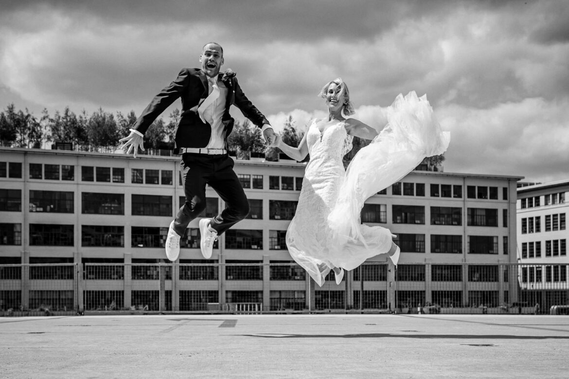 Tijdens de trouwreportage als bruidspaar even springen van blijdschap