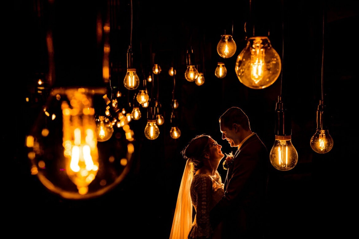 Bruidspaar in het licht gezet door de trouwfotograaf