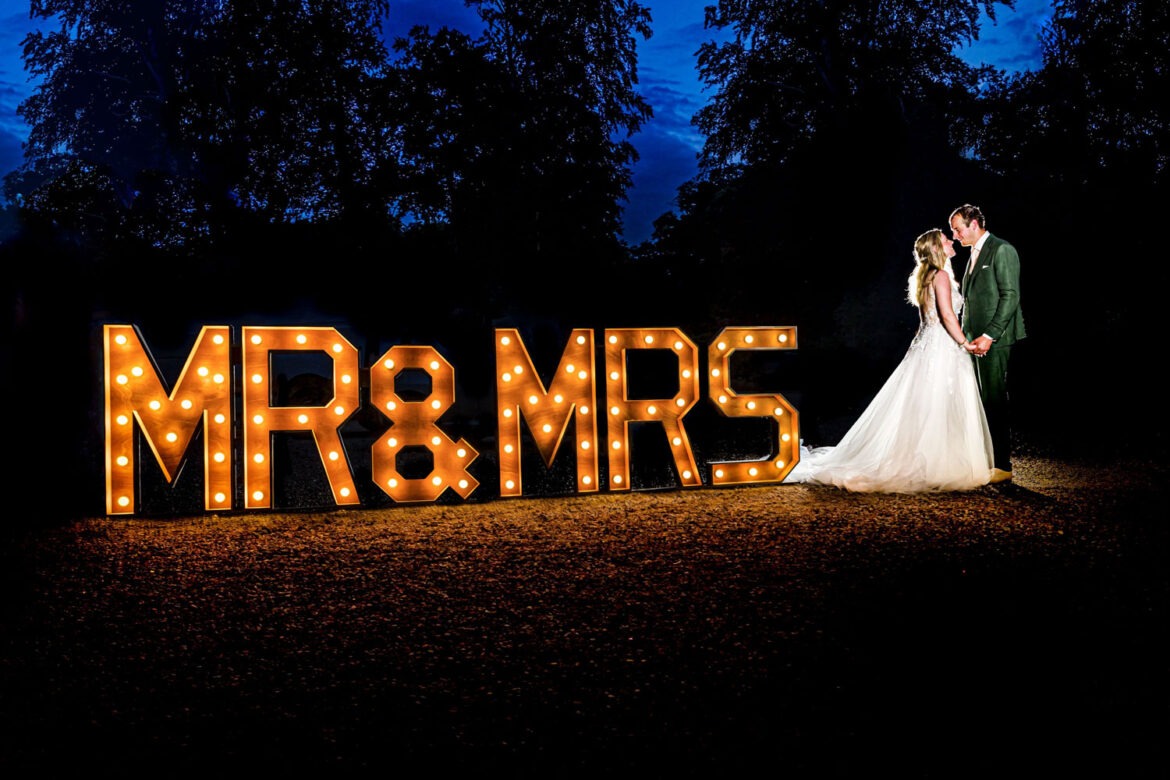 Lichtletters Mr & Mrs tijdens het trouwfeest