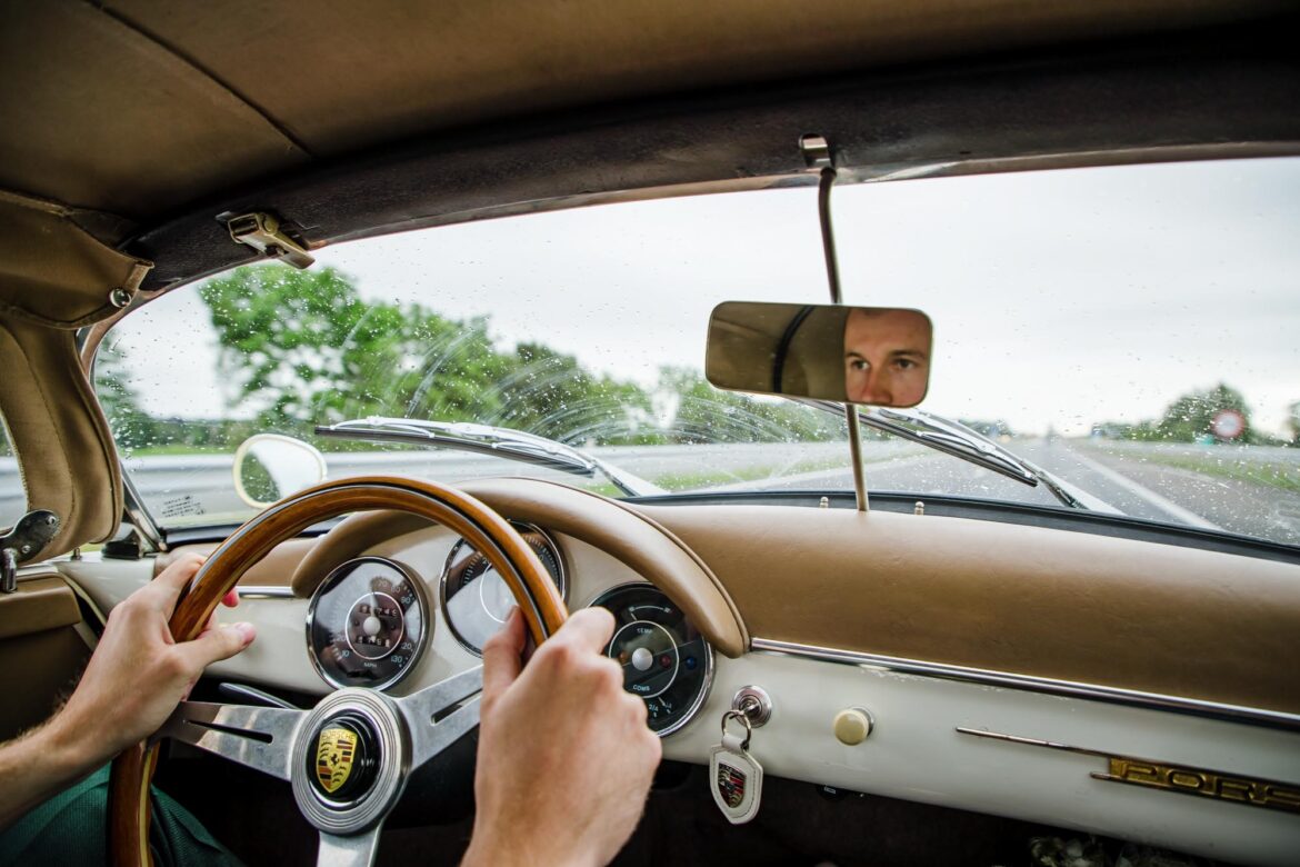 Bruidegom in de Porsche 356 Cabrio trouwauto