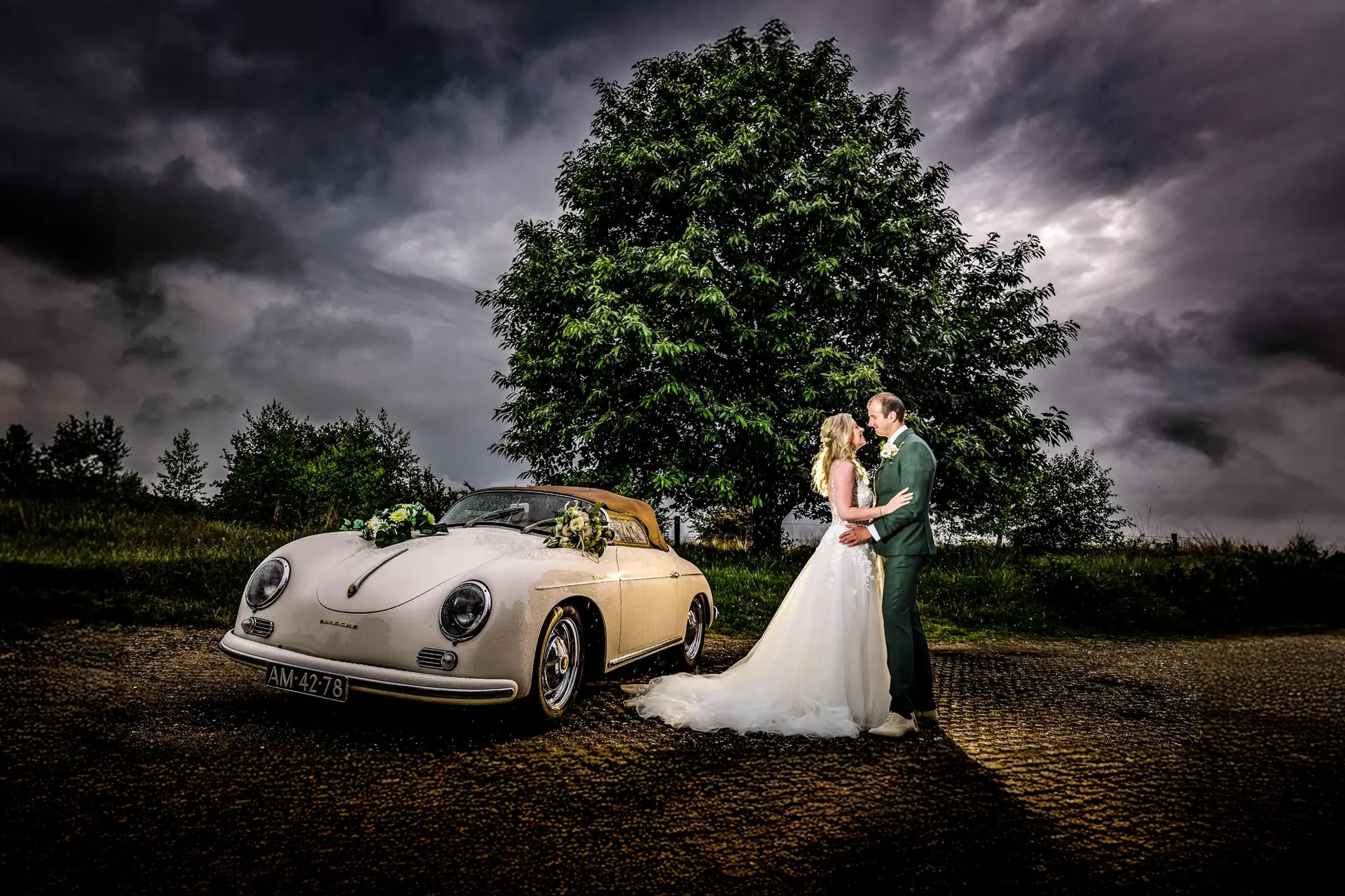 Trouwfotograaf Trouwdag in Beeld // Een dag vol liefde. Het enige wat jullie hoeven te doen is genieten van jullie dag! Onze werkwijze is relaxed en ongedwongen met als resultaat de allermooiste trouwfoto's.