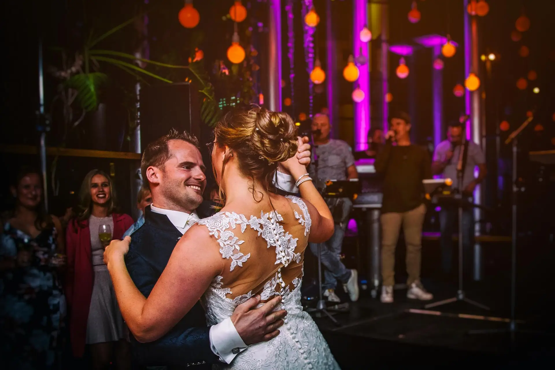 Trouwfotograaf Helmond Brandevoort Eindhoven Geldrop Mierlo Asten of Someren // Trouwdag in Beeld Bruidsfotograaf // Zijn jullie op zoek naar een trouwfotograaf? Trouwvideo // Een dynamische trouwclip van jullie mooiste dag. Net als onze bruidsfotografie op een ongedwongen stijlvolle en creatieve wijze.