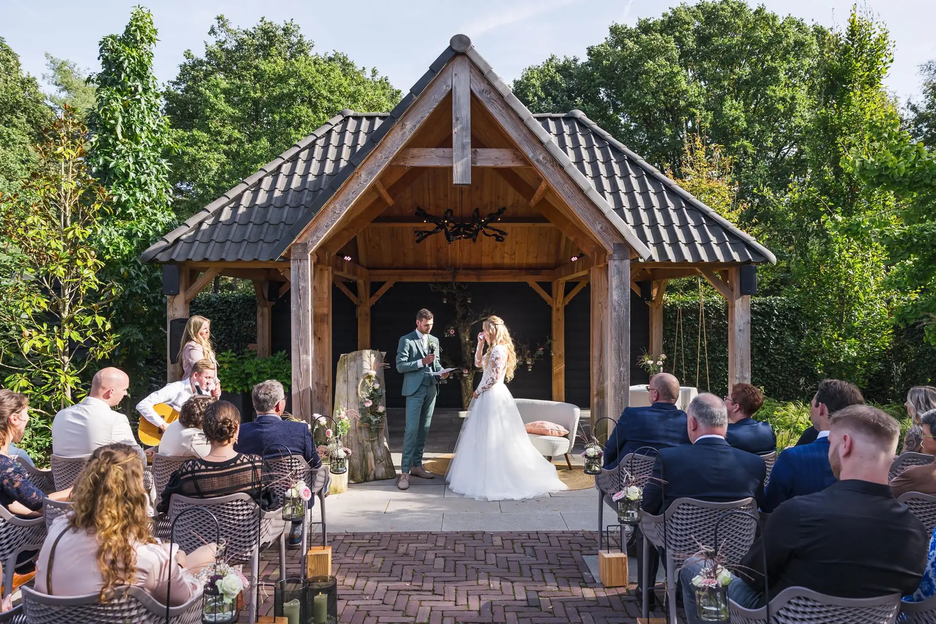 Trouwen bij Innesto in Asten // Als trouwfotograaf zijn we dol op bruiloften bij Innesto in Asten Trouwfotografie met échte momenten