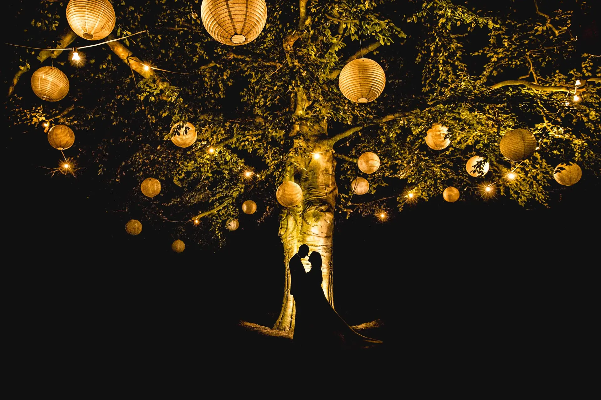 Trouwen bij Kasteel Geldrop // Als trouwfotograaf zijn we dol op bruiloften bij Kasteel Geldrop in Geldrop-Mierlo, creatieve trouwfotografie