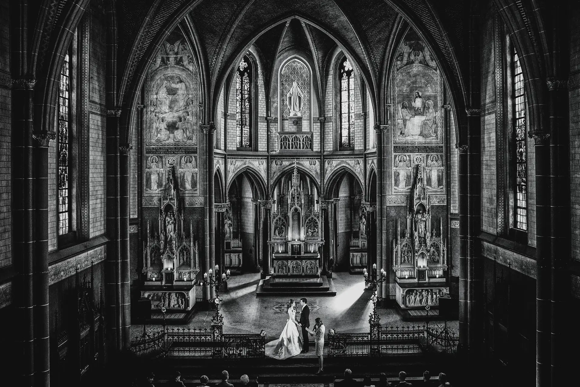 Trouwfotograaf // Een trouwceremonie in een hele mooie Kerk. Unieke trouwfotografie op mooie locaties