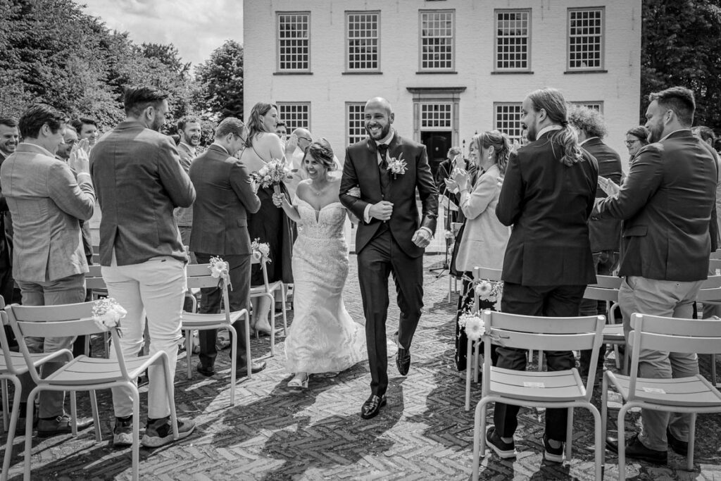 Trouwfotograaf Helmond Brandevoort Eindhoven Geldrop Mierlo Asten of Someren // Trouwdag in Beeld Bruidsfotograaf // Zijn jullie op zoek naar een trouwfotograaf? Bruidspaar tijdens een ceremonie bij het Witte Kasteel in Loon op Zand. Jullie liefdesverhaal, vastgelegd in échte momenten. Van spontane momenten naar een tijdloze herinnering.