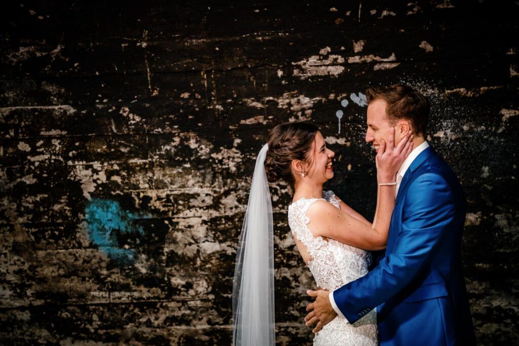 Trouwfotograaf Helmond Brandevoort Eindhoven Geldrop Mierlo Asten of Someren // Trouwdag in Beeld Bruidsfotograaf // Zijn jullie op zoek naar een trouwfotograaf? Bruidspaar geniet ongedwongen van elkaar tijdens de trouwfotoshoot bij de Koekbouw in Veghel. Trouwdag in Beeld, moderne trouwfotografie met een editorial uitstraling voor de trouwreportage en trouwvideo.