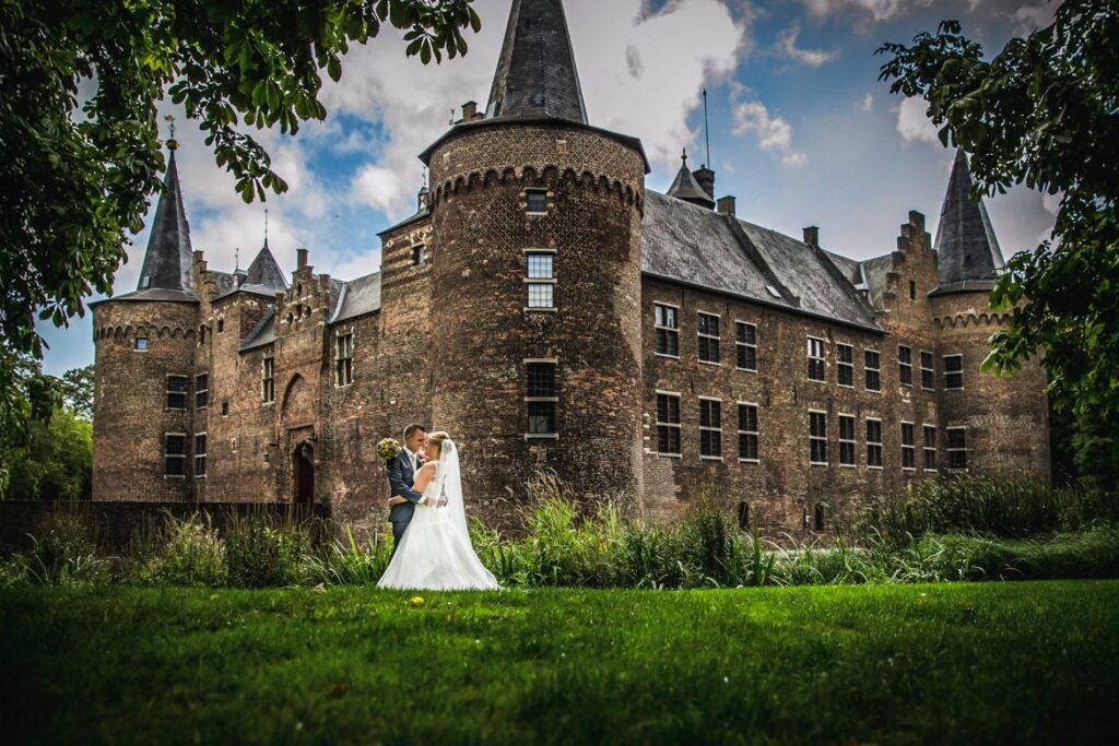 Trouwfotograaf Helmond Brandevoort Eindhoven Geldrop Mierlo Asten of Someren // Trouwdag in Beeld Bruidsfotograaf // Zijn jullie op zoek naar een trouwfotograaf? Bruidsreportage bij Kasteel Helmond. Trouwdag in Beeld trouwfotograaf en videograaf voor jullie bruiloft. Authentieke trouwfoto vol liefde, plezier en spontane momenten.