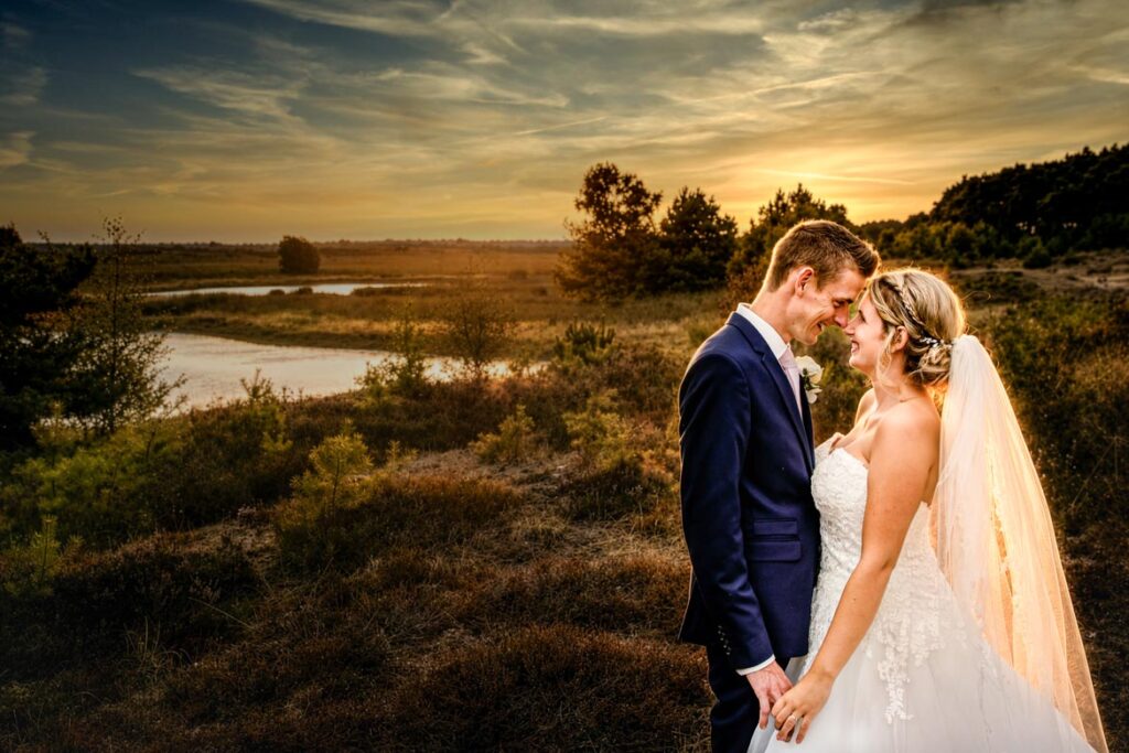 Trouwfotograaf Helmond Brandevoort Eindhoven Geldrop Mierlo Asten of Someren // Trouwdag in Beeld Bruidsfotograaf // Zijn jullie op zoek naar een trouwfotograaf? Romantische sunset trouwfoto in natruurgebied Kampina in Brabant. Spontane trouwreportage bij Innesto in Asten tijdens een prachtige zonsondergang. Trouwdag in Beeld, jullie trouwdag vol échte momenten, voor altijd vastgelegd als trouwreportage en als trouwvideo