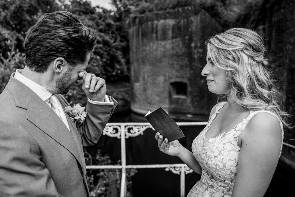 Trouwfotograaf Helmond Brandevoort Eindhoven Geldrop Mierlo Asten of Someren // Trouwdag in Beeld Bruidsfotograaf // Zijn jullie op zoek naar een trouwfotograaf? Intieme trouwreportage vol échte emoties en spontane momenten. Trouwdag in Beeld Échte momenten. Tijdloze herinneringen.