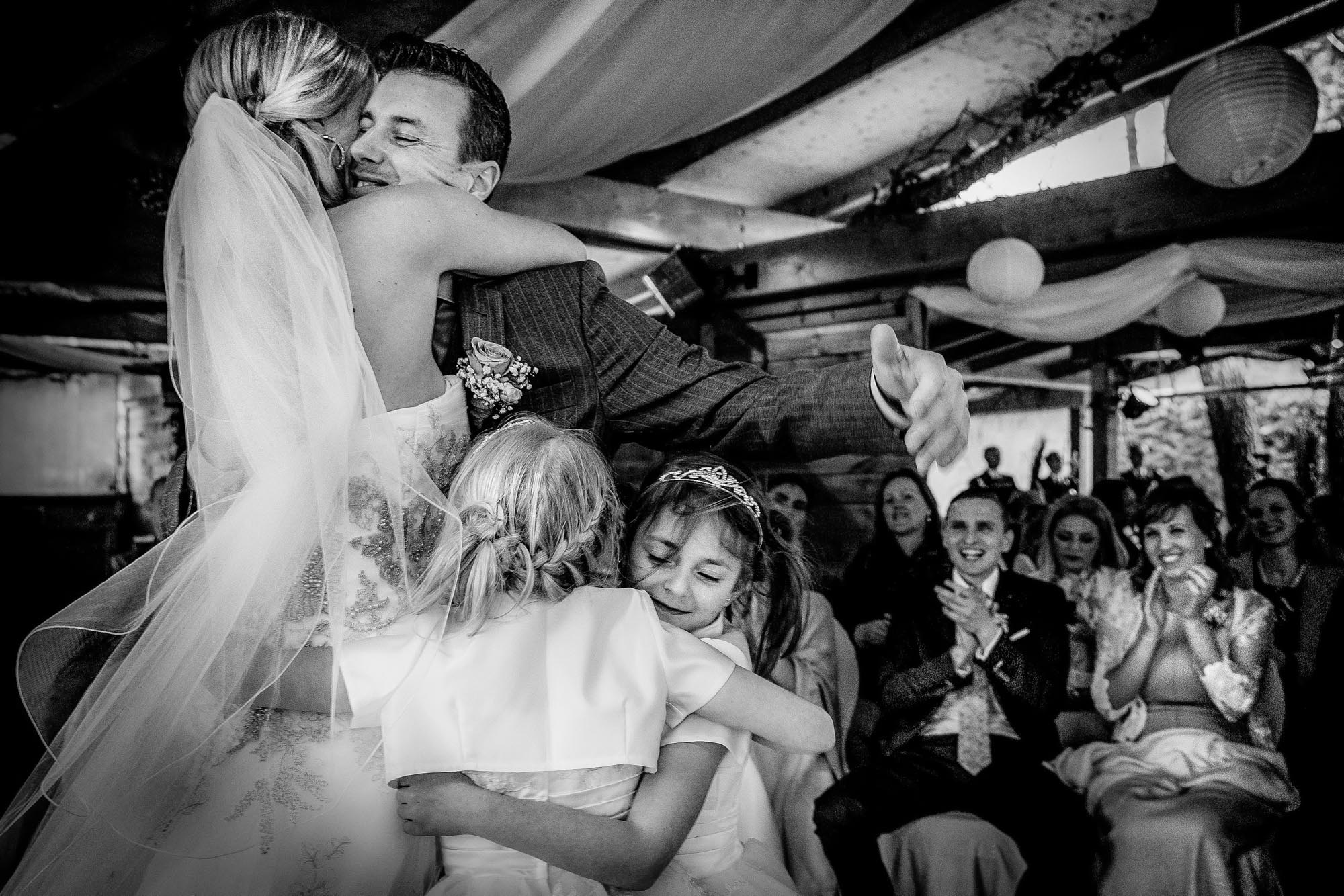 Tijdloos & Échte Momenten. Met tijdloze trouwfotografie en hybride trouwvideo leggen we niet alleen vast hoe jullie dag eruitzag, maar vooral hoe het voelde. Geen geforceerde poses, maar spontane momenten, oprechte emoties en alle kleine details die jullie verhaal compleet maken. Van de eerste blik tot de laatste dans vertellen we jullie liefdesverhaal met natuurlijke trouwfoto's en sfeervolle trouwvideo's die ook over tientallen jaren nog raken. Net als deze trouwfoto tijdens een heel mooi moment net na het ja-woord tijdens de trouwceremonie bij Innesto in Asten.