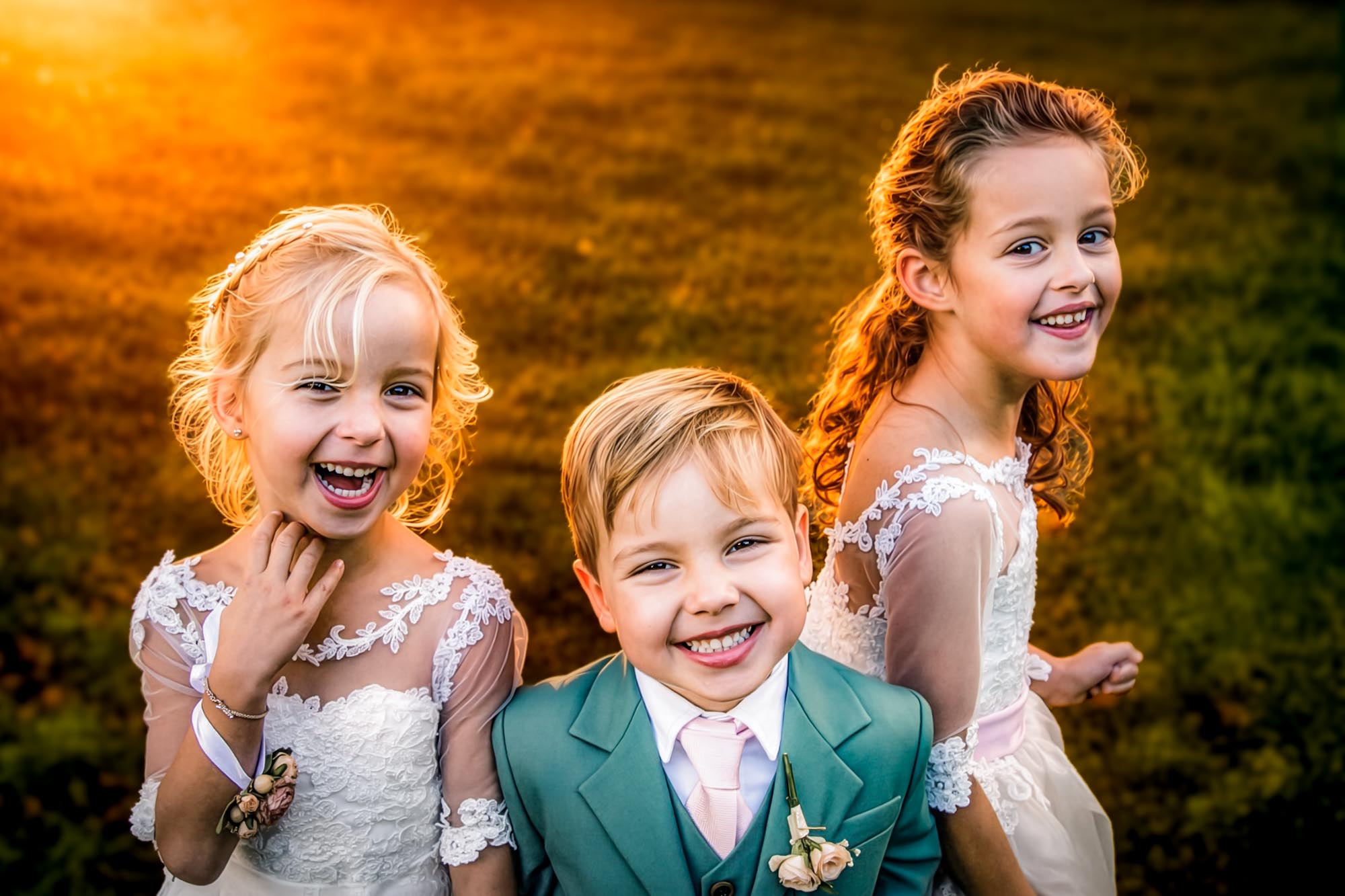 Met onze trouwfotografie en hybride trouwvideo leggen we deze échte momenten ongedwongen vast, zodat ook de bijzondere rol van de kinderen op jullie trouwdag een blijvende herinnering wordt. Van nieuwsgierige blikken en trotse glimlachen tot spontane knuffels, grappige verhaaltjes en kleine avonturen; juist deze onverwachte momenten maken een bruiloft zo puur en bijzonder. Terwijl de kinderen helemaal opgaan in de dag, vangen wij hun verwondering, plezier en oprechte emoties. Zo vormen ook hun kleine momentjes een waardevol onderdeel van jullie complete trouwverhaal. De trouwfotograaf voor jullie bruiloft.