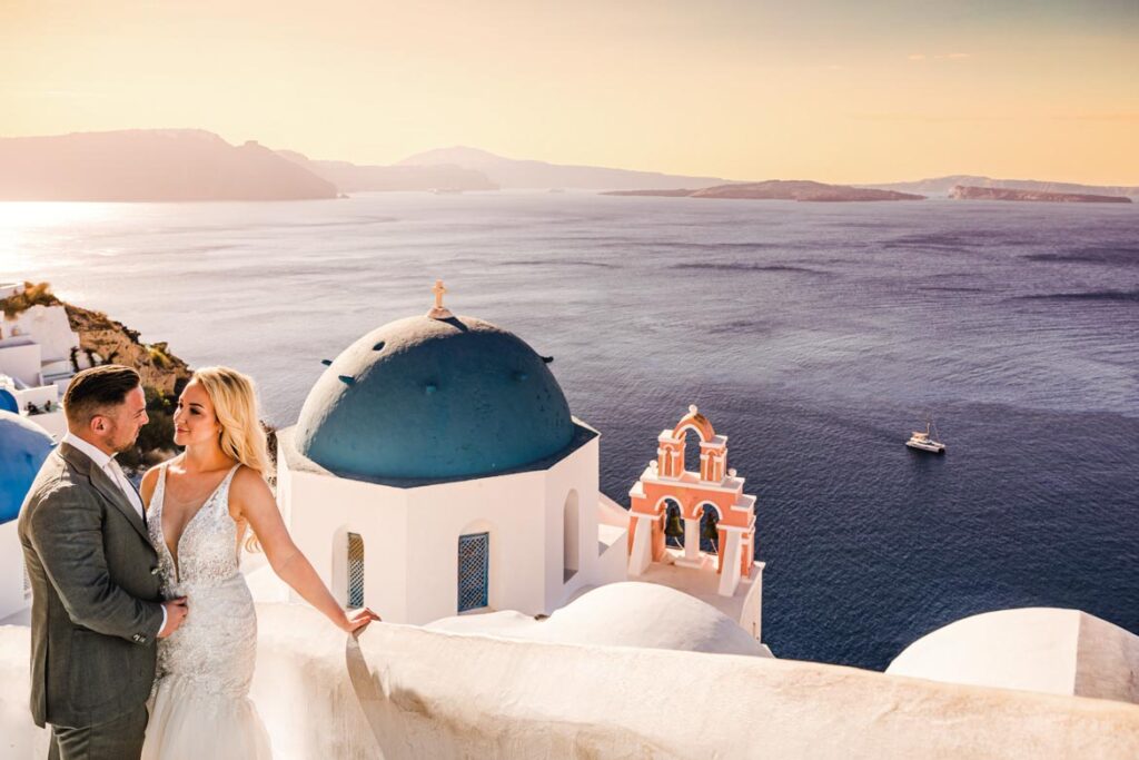 Trouwfotograaf Helmond Brandevoort Eindhoven Geldrop Mierlo Asten of Someren // Trouwdag in Beeld Bruidsfotograaf // Zijn jullie op zoek naar een trouwfotograaf? Bruidsreportage met stijlvolle composities en prachtig natuurlijk licht op Santorini in Griekenland. Jullie trouwdag zoals hij écht was, wist je dat wij ook als destination trouwfotograaf werken en vliegen naar jullie droombestemming voor een trouwreportage die jullie verhaal écht vertelt in een editorial stijl met een vleugje creativiteit.