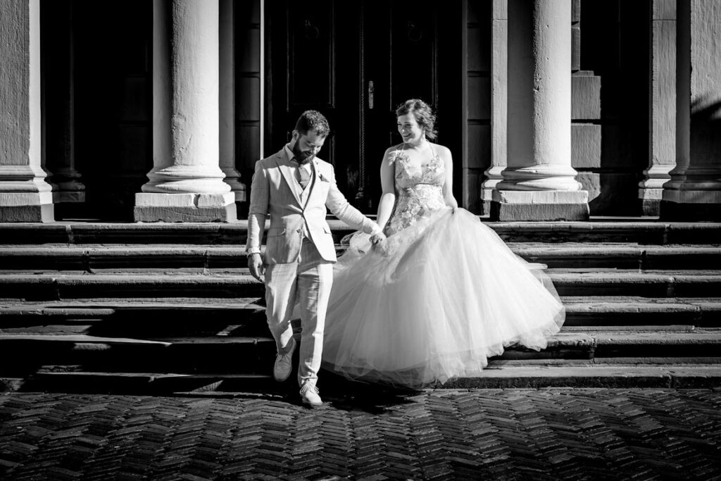 Trouwfotograaf Helmond Brandevoort Eindhoven Geldrop Mierlo Asten of Someren // Trouwdag in Beeld Bruidsfotograaf // Zijn jullie op zoek naar een trouwfotograaf? Ongedwongen trouwfotografie met een editorial uitstraling. Jullie liefdesverhaal, vastgelegd in échte momenten met een editorial lool and feel. Happy bruidspaar net an de ceremonie tijdens de ongedwonge fotoshoot in Deventer.