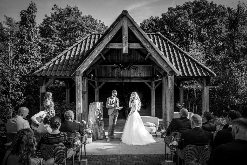Trouwfotograaf Helmond Brandevoort Eindhoven Geldrop Mierlo Asten of Someren // Trouwdag in Beeld Bruidsfotograaf // Zijn jullie op zoek naar een trouwfotograaf? Het ja-woord van het bruidspaar met een buiten ceremonie bij Innesto in Asten voor het trouwprieel in de mooie trouwtuin in Asten. Pure trouwfotografie voor een tijdloze herinnering door een ervaren en leuke trouwfotograaf.