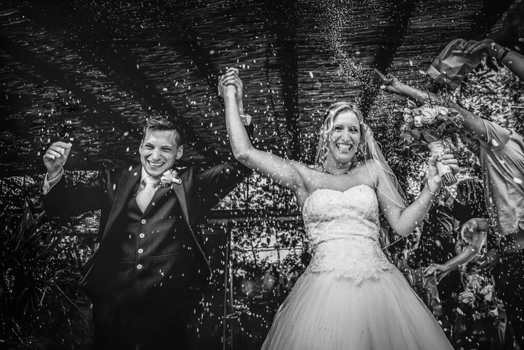 Trouwfotograaf Helmond Brandevoort Eindhoven Geldrop Mierlo Asten of Someren // Trouwdag in Beeld Bruidsfotograaf // Zijn jullie op zoek naar een trouwfotograaf? Stijlvolle trouwfoto van een verliefd bruidspaar in Brabant met trouwfotografie bij Innesto in Asten. Een trouwreportage vol échte momenten en pure emoties.