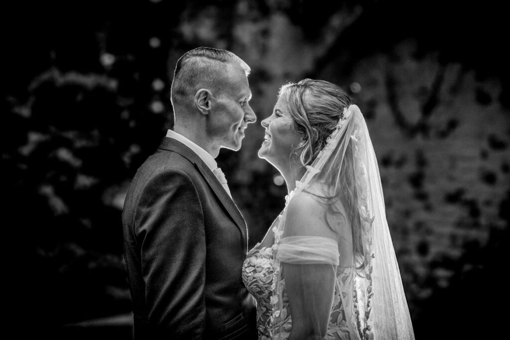 Trouwfotograaf Helmond Brandevoort Eindhoven Geldrop Mierlo Asten of Someren // Trouwdag in Beeld Bruidsfotograaf // Zijn jullie op zoek naar een trouwfotograaf? Échte momenten. Tijdloze herinneringen. Ook tijdens de ongedwongen touwreportage bij de kasteelruïne in Asten met prachtig licht. Getrouwd bij La Serra (by Innesto) in Asten. Bruidsfotograaf Trouwdag in Beeld is seer dan foto's en video! Een blijvende herinnering aan jullie trouwdag.