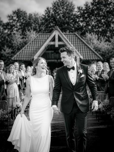 Trouwfotograaf Innesto | Trouwen bij Innesto in Asten. De mooiste trouwfoto locaties rondom Innesto. Bruidspaar geniet van een ongedwongen moment na hun trouwceremonie bij Innesto in Asten. Een trouwreportage en trouwvideo vol échte momenten en pure emoties.