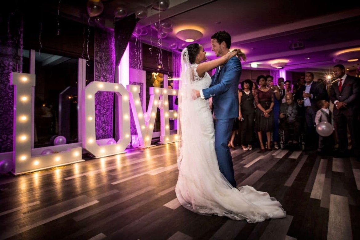 Openingsdans trouwfeest Feestfotografie trouwen Portfolio Bruidsfotograaf Trouwdag in Beeld Trouwen