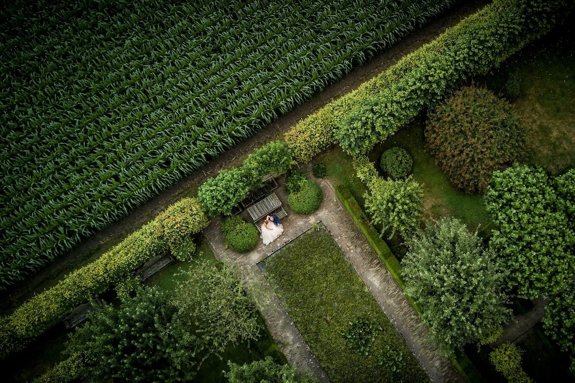 Bruidsfotograaf voor ongedwongen trouwfotografie met drone