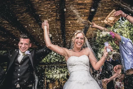 Jullie trouwdag. Op jullie bruiloft draait alles om genieten samen met jullie familie en vrienden. Vergeet dat er een camera is, wees jezelf en geniet! Onze trouwfotografie stijl? Onopvallend en puur. Wij mengen ons tussen de gasten en leg jullie trouwdag vast zoals hij écht is, zonder geposeerde taferelen. Jullie trouwdag. Op jullie bruiloft draait alles om genieten samen met jullie familie en vrienden. Vergeet dat er een camera is, wees jezelf en geniet! Onze trouwfotografie stijl? Onopvallend en puur. Wij mengen ons tussen de gasten en leg jullie trouwdag vast zoals hij écht is, zonder geposeerde taferelen.