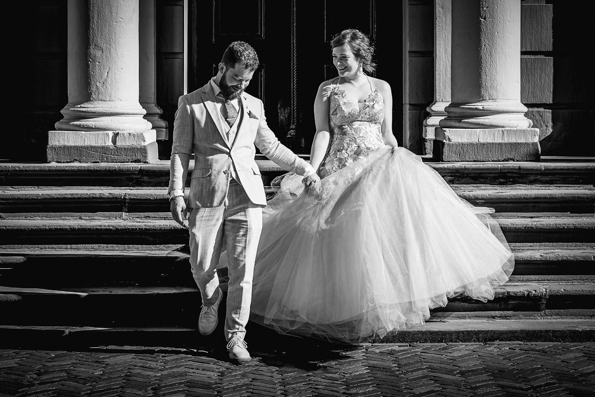 Onze ongedwongen trouwfotografie stijl. Trouwfotograaf met een mooie verhalende trouwreportage stijl. Jullie dag wordt vastgelegd zoals hij echt was, zonder geforceerde poses. Onze trouwfotografie draait om het vangen van mooie en échte momenten.