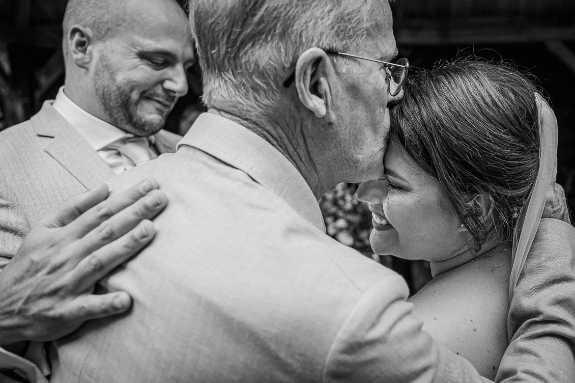 Trouwfotograaf voor journalistiek en verhalende trouwfotografie. Trouwdag in Beeld de ongedwongen bruidsfotograaf met een unieke creatieve trouwfotografie stijl.